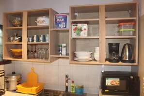 Réfrigérateur, micro-ondes, plaque de cuisson, cafetière/bouilloire