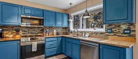 Refrigerador, microondas, horno y parrilla de estufa