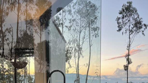 Un baño moderno con una bañera grande y vistas a un paisaje montañoso.