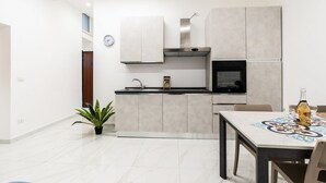 Coffee/tea maker, fridge, oven, stovetop - Kemare - San Giorgio Apartment (Barletta)