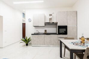 Fridge, oven, stovetop, coffee/tea maker