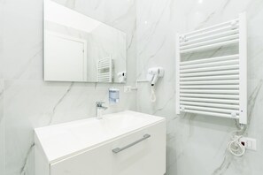 Douche, séchoir à cheveux, bidet