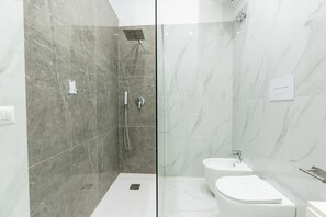 Dusche, Haartrockner, Bidet