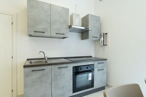 Frigorífic, forn, placa de cuina i cafetera i tetera