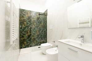 Een douche, een haardroger, een bidet, handdoeken