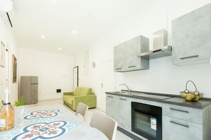 Fridge, oven, stovetop, coffee/tea maker