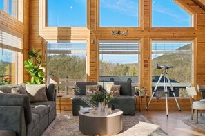 Smart-tv, pejs, bordtennisbord, bøger