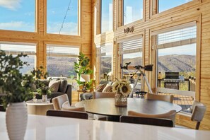 Outdoor dining - The Overlook Lodge - Exclusive 5BR Luxury Retreat with Panoramic Views (Milam)