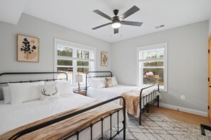 5 bedrooms, desk, travel cot, free WiFi