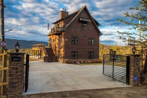 Exterior - The Overlook Lodge - Exclusive 5BR Luxury Retreat with Panoramic Views (Milam)