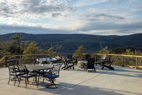 The Overlook Lodge - Exclusive 5BR Luxury Retreat with Panoramic Views