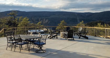 The Overlook Lodge - Exclusive 5BR Luxury Retreat with Panoramic Views