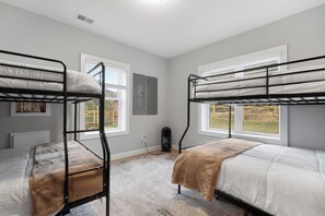 5 bedrooms, desk, travel cot, free WiFi - The Overlook Lodge - Exclusive 5BR Luxury Retreat with Panoramic Views (Milam)