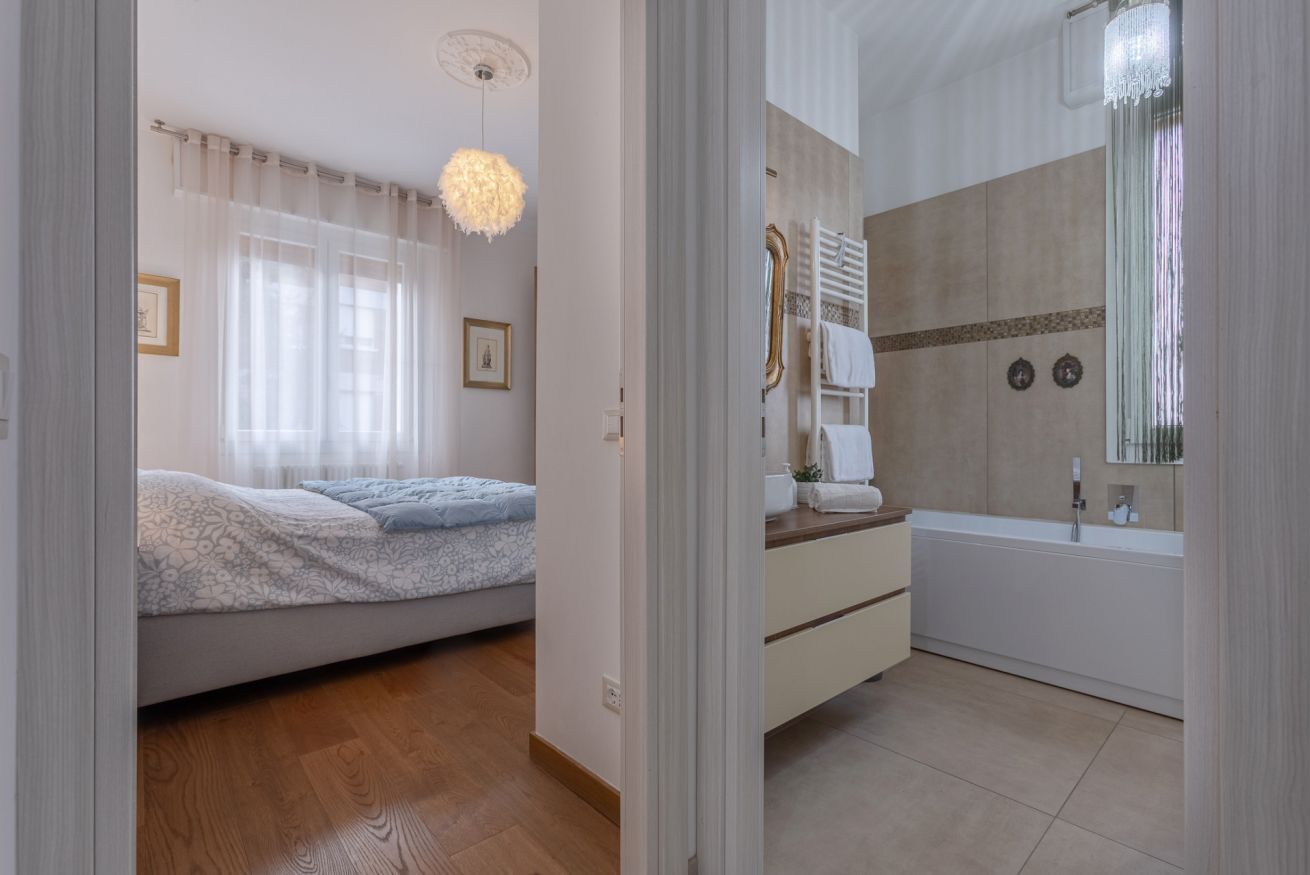 1 dormitorio, tabla de planchar con plancha, wifi y ropa de cama