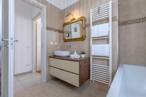 Shower, hair dryer, bidet, towels