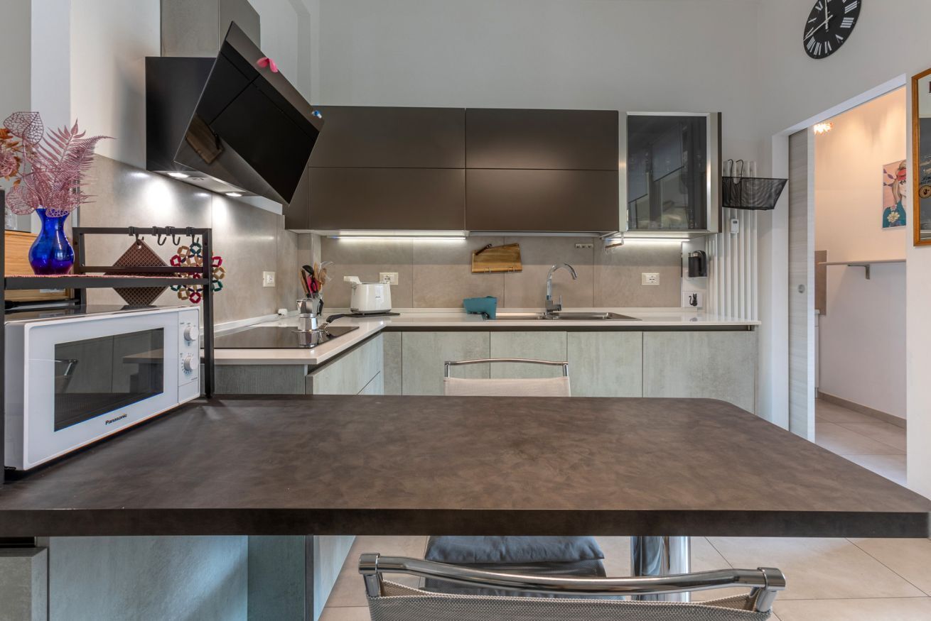 Kühlschrank, Mikrowelle, Herdplatte, Geschirrspüler