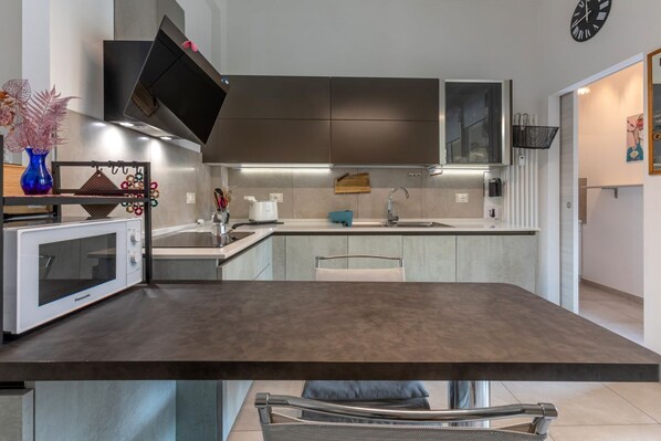 Fridge, microwave, stovetop, dishwasher