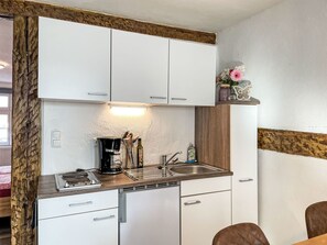 Fridge, cookware/dishes/utensils