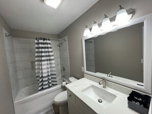 Douche, serviettes fournies, papier de toilette