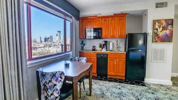 Køleskab, mikrobølgeovn, kogeplade, opvaskemaskine