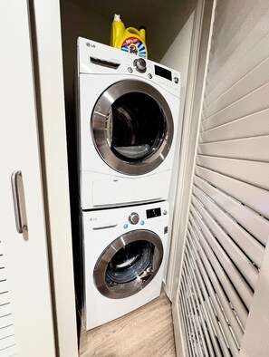 Interior - Nice Hollywood Blvd. Apartment with FREE PARKING (Glendale)