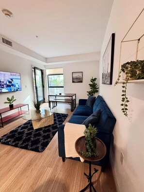 Smart TV - Nice Hollywood Blvd. Apartment with FREE PARKING (Glendale)