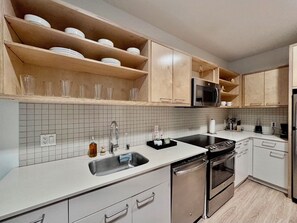 Fridge, microwave, oven, stovetop - Nice Hollywood Blvd. Apartment with FREE PARKING (Glendale)