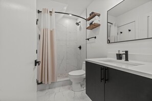 Dusche, Haartrockner, Handtücher, Seife