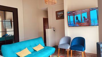 Una Smart TV, un futbolín, un reproductor estéreo