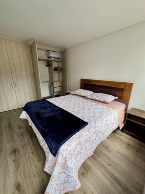 1 chambre, bureau, fer et planche à repasser, accès au Wi-Fi (inclus)