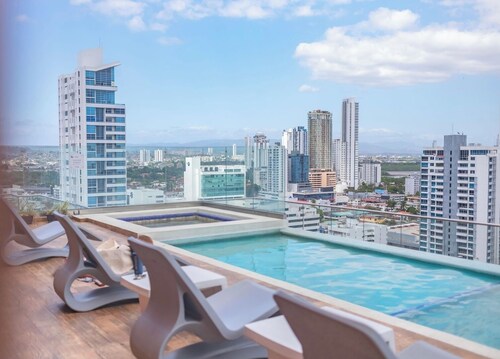 Apt 2 bedroom free parking  and pool