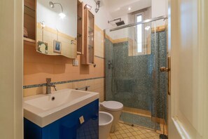 Een douche, een haardroger, een bidet