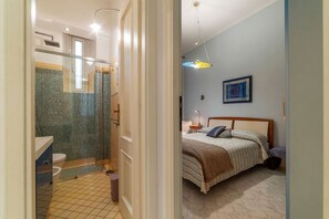 1 slaapkamer, een strijkplank/strijkijzer, wifi, beddengoed