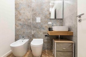 Douche, sèche-cheveux, bidet