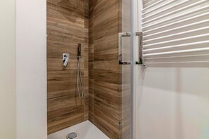 Ducha, secador de pelo, bidet
