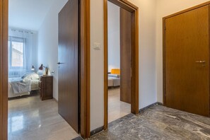 4 habitaciones, tabla de planchar con plancha, wifi y ropa de cama 