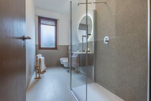 Een douche, een haardroger, een bidet, handdoeken