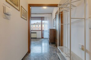 Interior - GuestHost - Roomy Apartment near UniBo & Porta San Donato (Bologna)