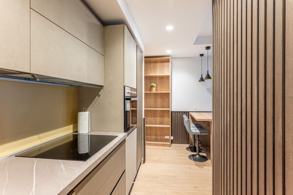 Fridge, oven, stovetop, dishwasher