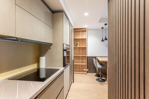 Frigorífico, horno, placa de cocina y lavavajillas