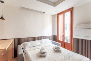 1 dormitorio, tabla de planchar con plancha, wifi y ropa de cama