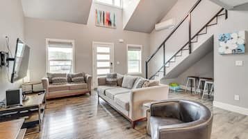 House (5 Bedrooms) | Living area