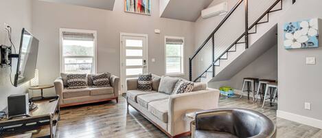 House (5 Bedrooms) | Living area