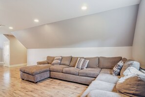 House (5 Bedrooms) | Interior