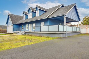 House (5 Bedrooms) | Interior - 1 Mi to Oregon Dunes: Quiet Getaway w/ Deck (Lakeside)