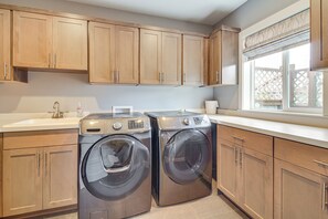 House (5 Bedrooms) | Interior