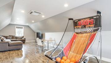 House (5 Bedrooms) | Interior