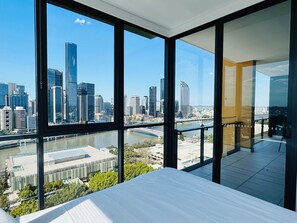 3 dormitorios, tabla de planchar con plancha, cuna de viaje