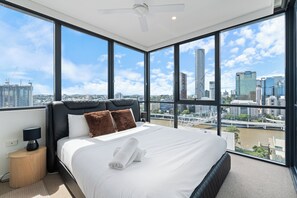 3 quartos, ferros/tábuas de passar roupa, berço de viagem