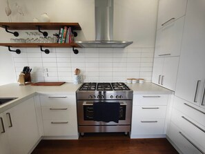 Refrigerador, microondas, horno, placa de cocina